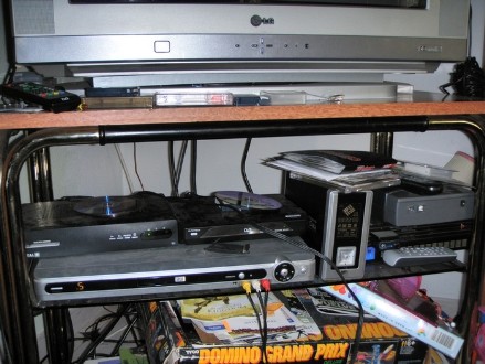 aparells sota el televisor